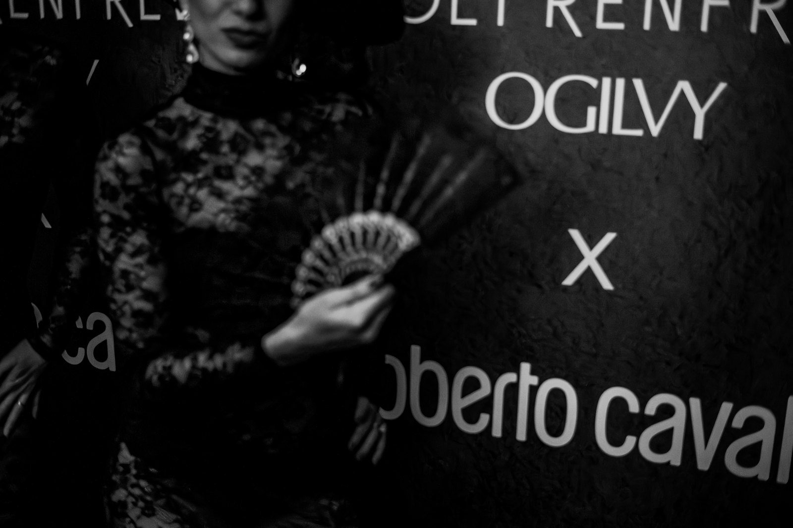 Guest with a fan at a brand step-and-repeat